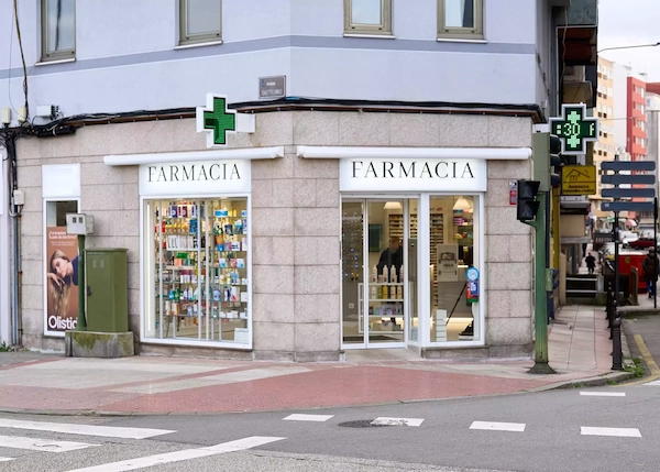Interior luminoso de una farmacia con estanterías organizadas