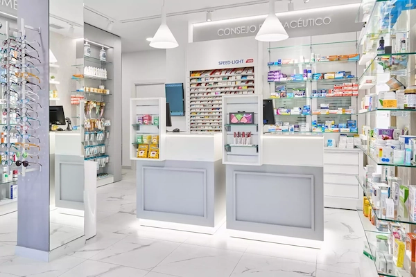 Mostrador de farmacia y surtido de productos organizados